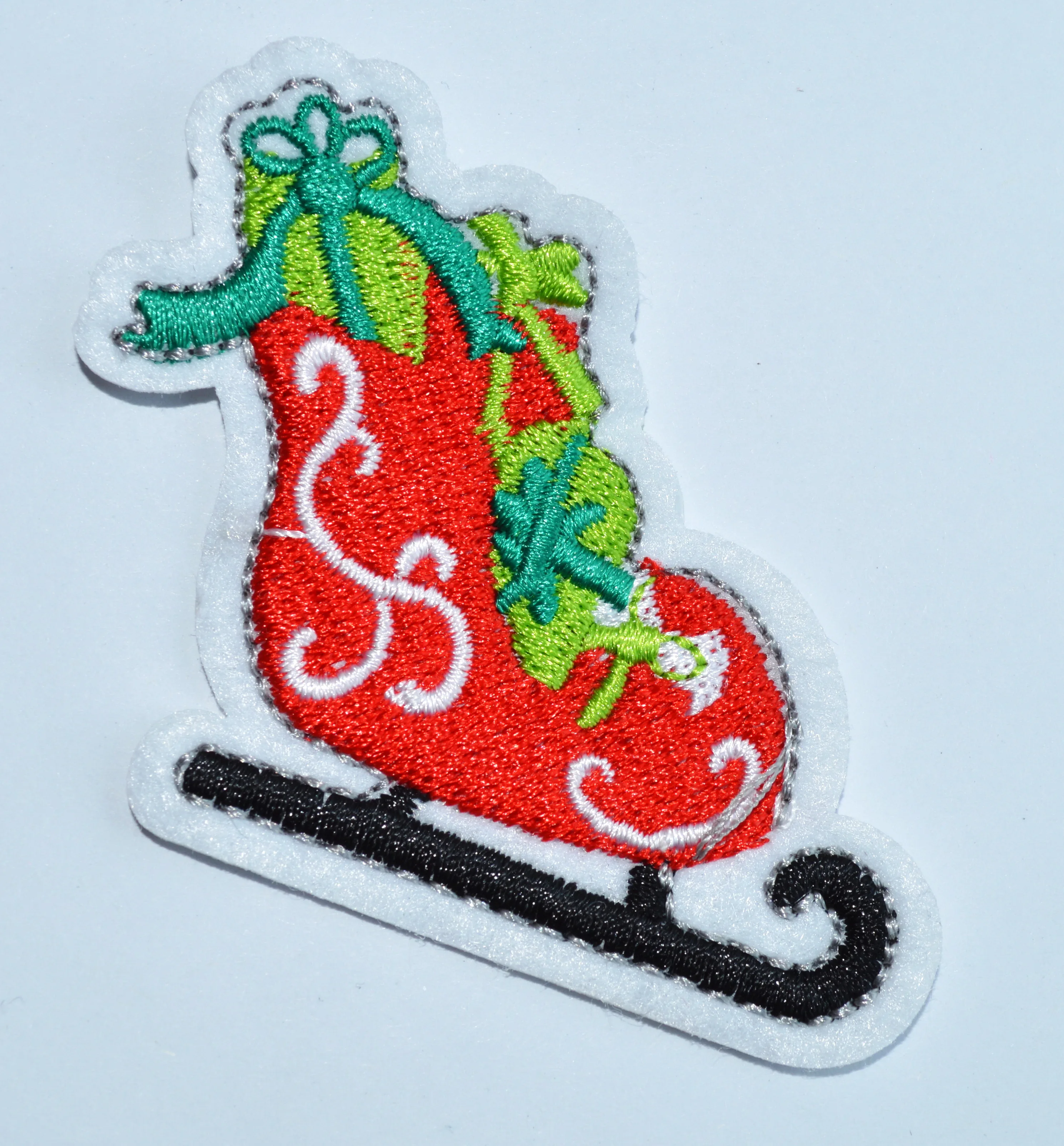 Horúce! Červená Korčule Zelené lístie Vianočný Darček žehlička na patch vyšívané logo odznak znak (≈ 6.7*5.3 cm)
