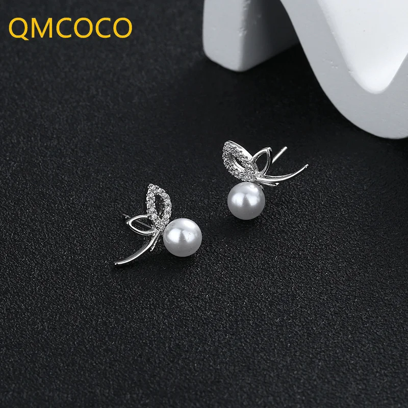 QMCOCO Strieborná Farba kórejský INY Štýl Móda Pearl Motýľ Stud Náušnice Pre Ženy Jednoduché Geometrické Šperky Strany Dary